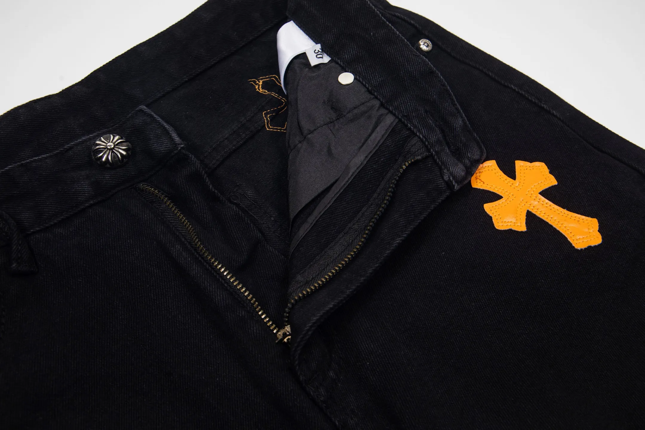 P260 Chrome Hearts Black Pants Sanskrit Yellow Patch Leather Jeans CH jeans need to be washed after the finished product is disassembled and then hand-stitched with sheepskin cross leather and then spliced ​​to complete. The whole piece has too many craftsmanship to explain. The patchwork is decorated with cross patterns, and the high-waisted washed jeans! ! Absolutely high-end luxury products, god-level single products and super popular products, made with top heavy industry, a must-see magic weapon. Customized hardware. The fabric is thick and soft after washing. It has good breathability. Customized small leather label. Unique design. The details are simple and elegant, and the workmanship is exquisite. The entire trousers are neatly routed and the details are in place! It’s so cool that both men and women can easily control the genderless trend! Style number: 1874# Color: black Size: 28 30 32 34